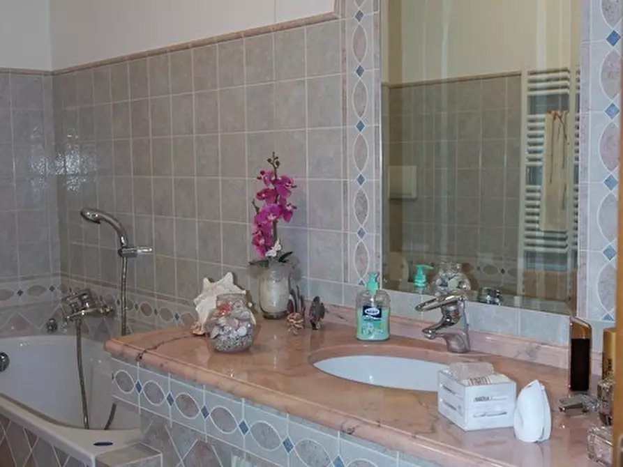 Immagine 33 di Casa semindipendente in vendita  a Ortonovo