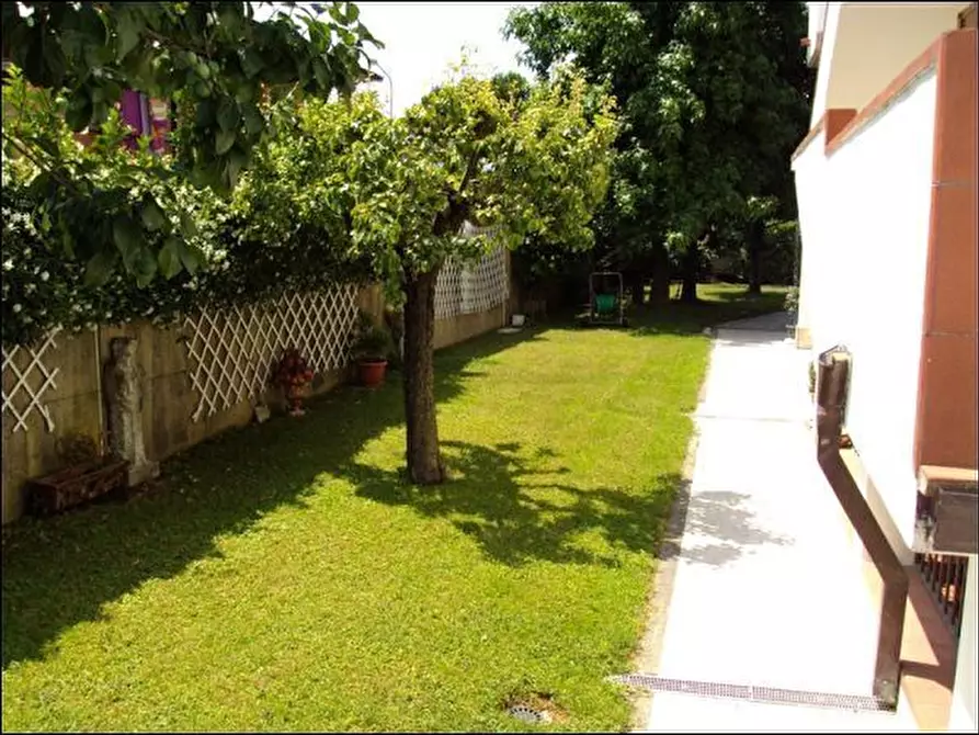 Immagine 13 di Casa semindipendente in vendita  a Carrara