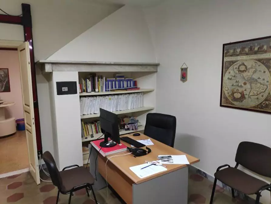 Immagine 13 di Ufficio in vendita  a Carrara