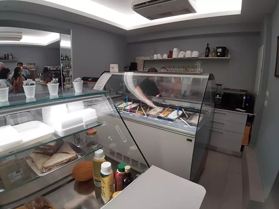 Immagine 14 di Locale commerciale in vendita  a Giardini-Naxos