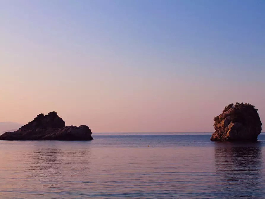 Immagine 16 di Locale commerciale in vendita  a Giardini-Naxos