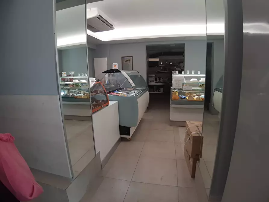 Immagine 10 di Locale commerciale in vendita  a Giardini-Naxos