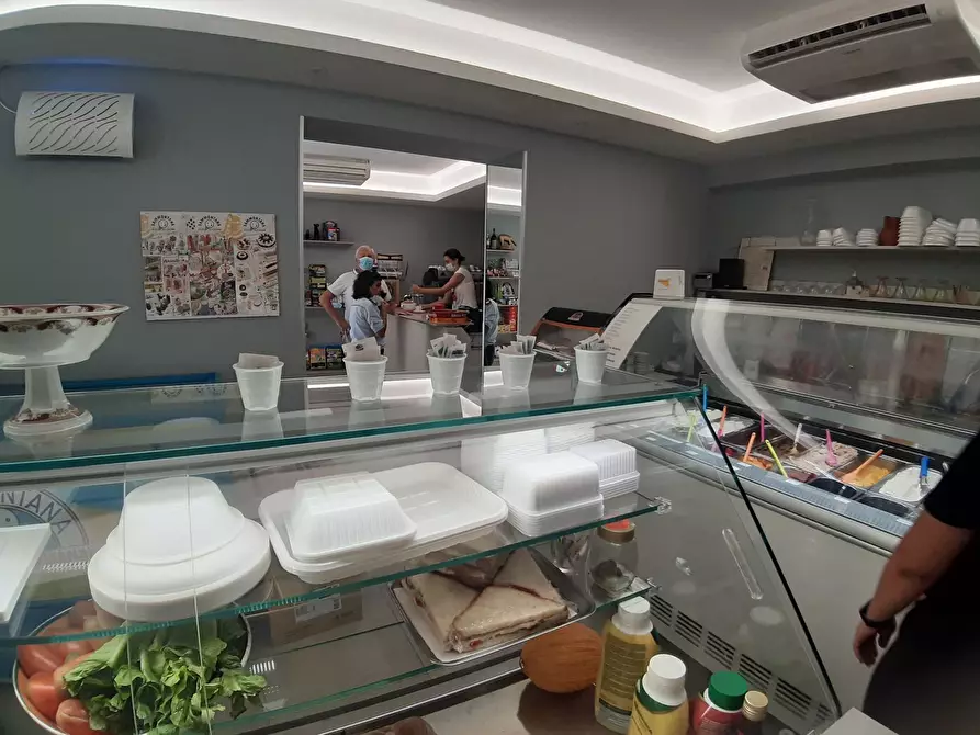 Immagine 8 di Locale commerciale in vendita  a Giardini-Naxos