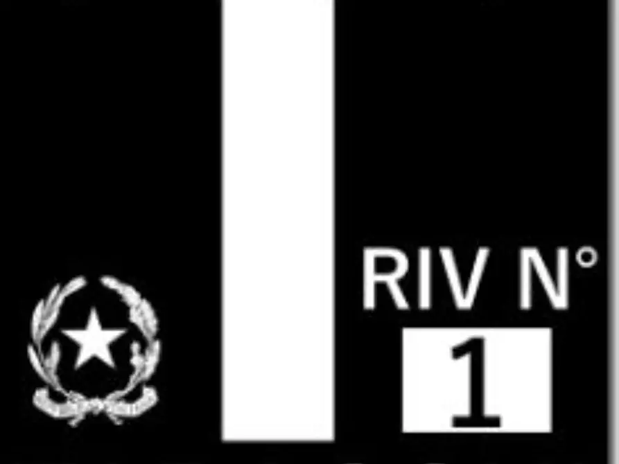 Immagine 2 di Locale commerciale in vendita  a Giardini-Naxos