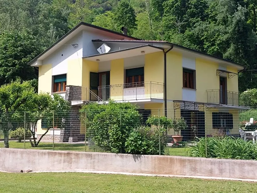 Immagine 1 di Villa in vendita  a Bagni Di Lucca