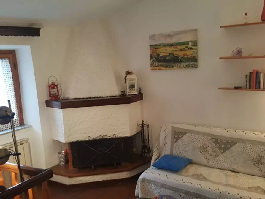 Immagine 1 di Casa colonica in vendita  a Gallicano