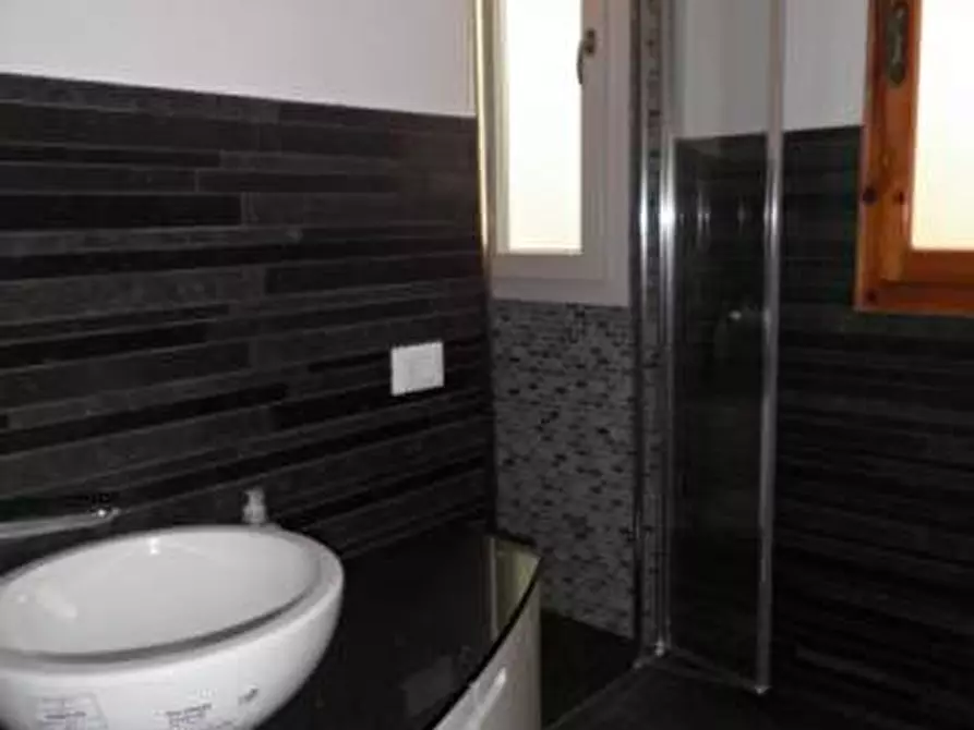 Immagine 4 di Appartamento in vendita  a Viareggio