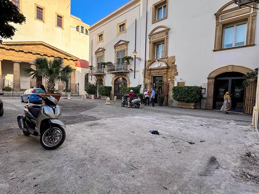 Immagine 17 di Locale commerciale in affitto  a Palermo