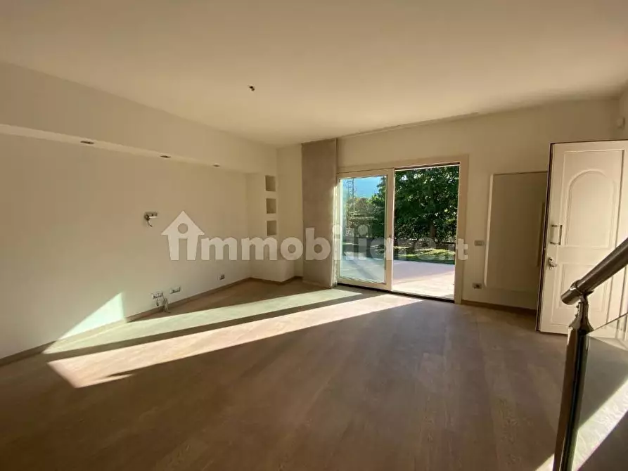 Immagine 4 di Villa in vendita  a Capannori