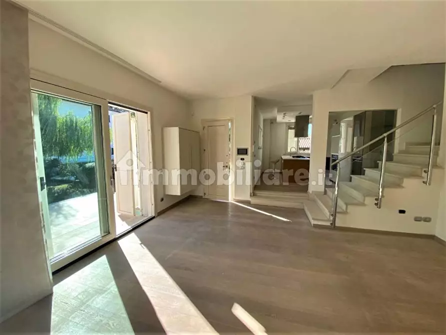 Immagine 2 di Villa in vendita  a Capannori