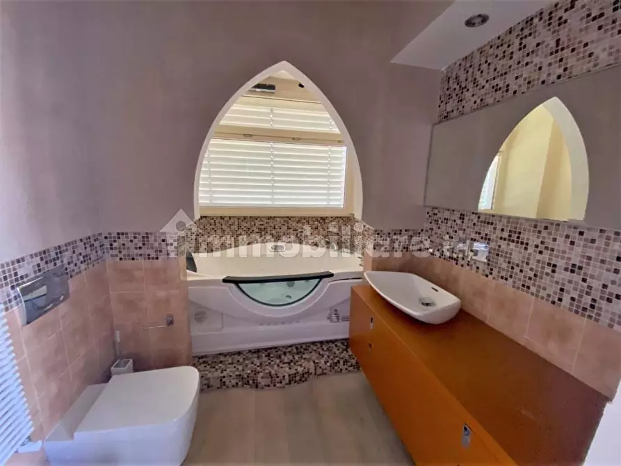 Immagine 20 di Villa in vendita  a Capannori