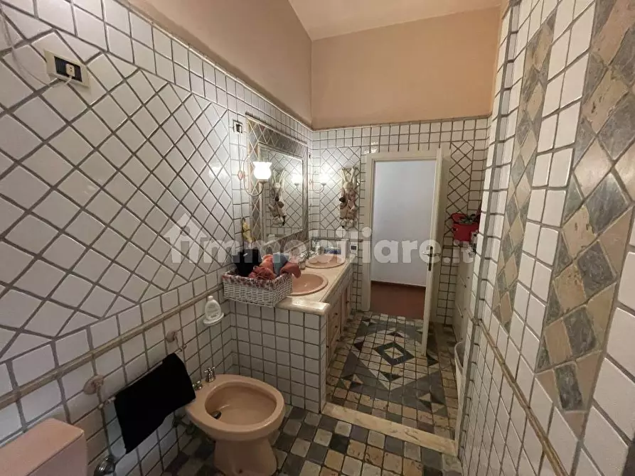 Immagine 17 di Appartamento in vendita  a Lucca