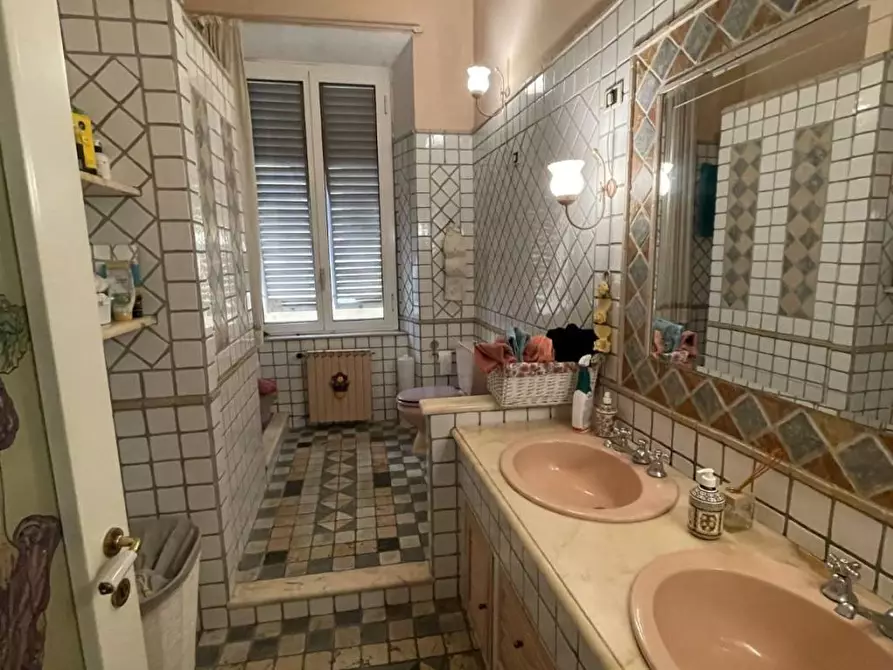 Immagine 16 di Appartamento in vendita  a Lucca