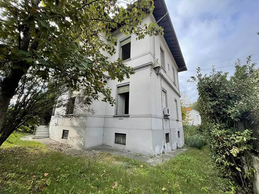 Immagine 1 di Villa in vendita  a Lucca