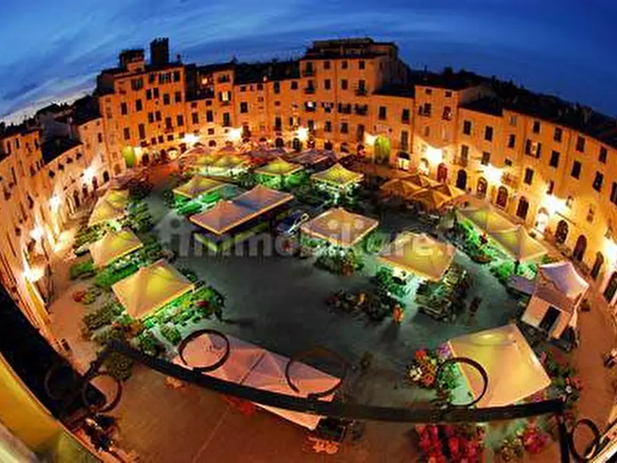 Immagine 7 di Locale commerciale in vendita  a Lucca