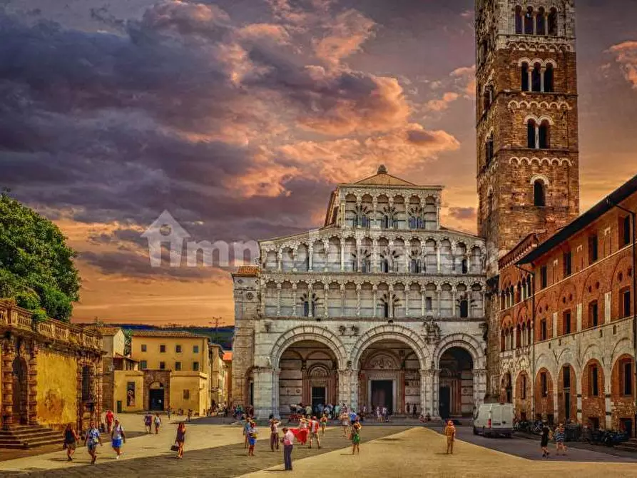 Immagine 4 di Locale commerciale in vendita  a Lucca