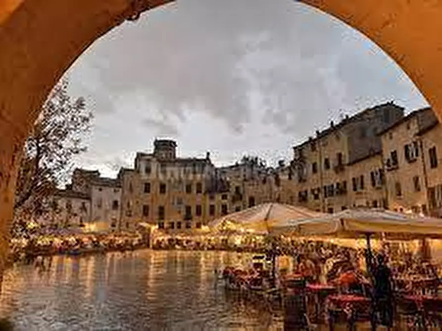 Immagine 8 di Locale commerciale in vendita  a Lucca