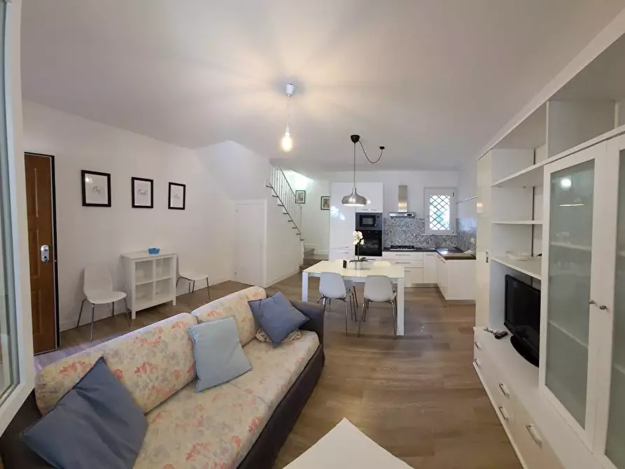 Immagine 9 di Villetta a schiera in vendita  a Pietrasanta