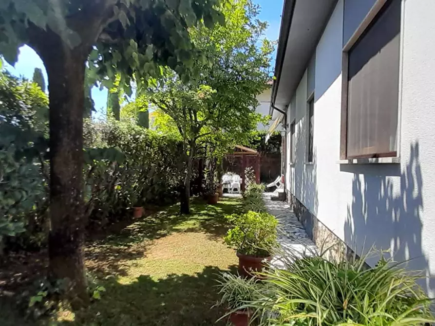 Immagine 5 di Villa in vendita  a Forte Dei Marmi