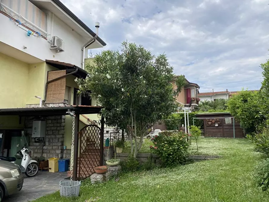 Immagine 3 di Villa in vendita  a Pietrasanta