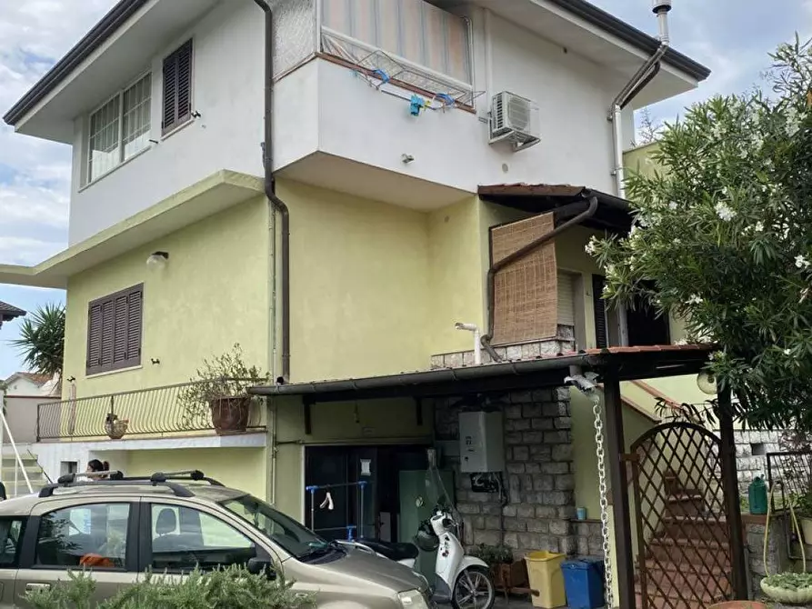 Immagine 2 di Villa in vendita  a Pietrasanta