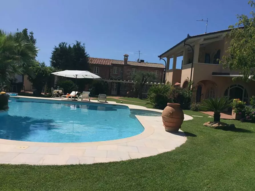 Immagine 2 di Villa in affitto  a Pietrasanta