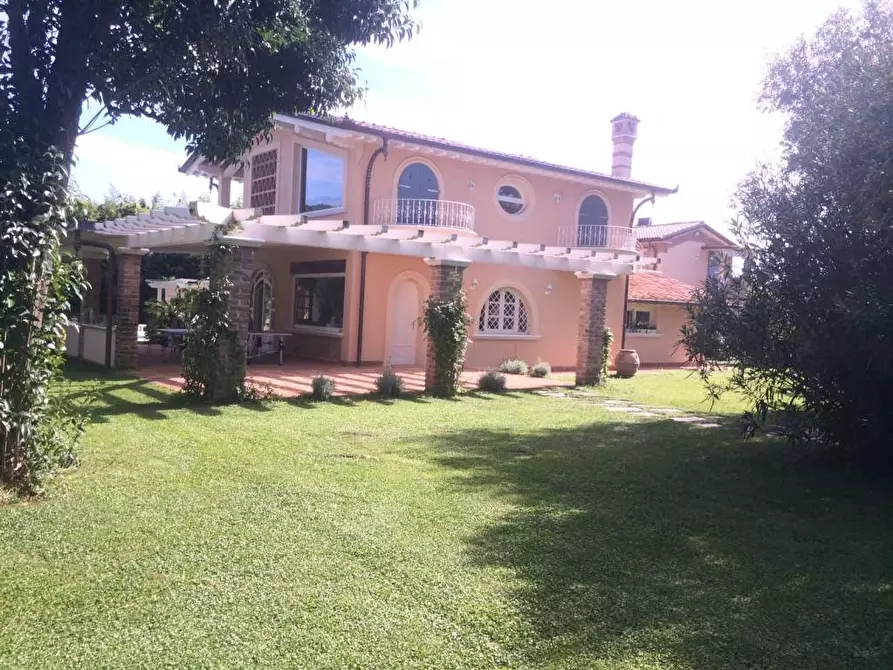 Immagine 1 di Villa in affitto  a Pietrasanta