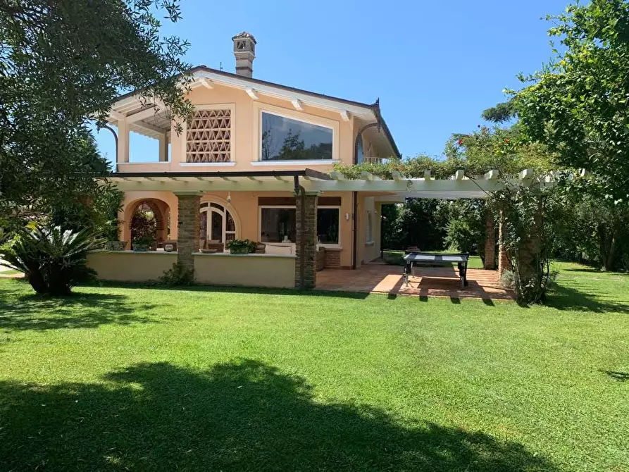 Immagine 22 di Villa in affitto  a Pietrasanta
