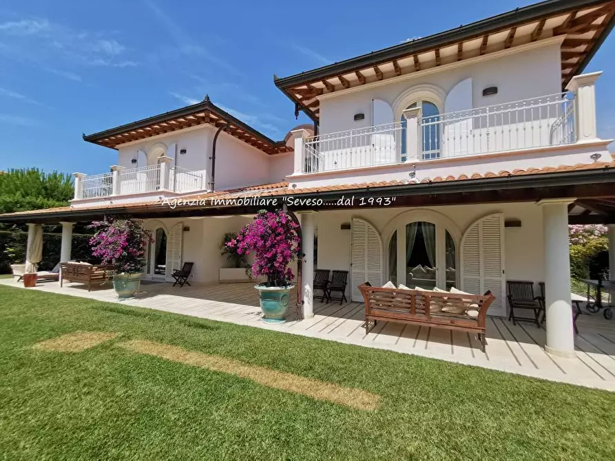Immagine 2 di Villa in affitto  a Forte Dei Marmi