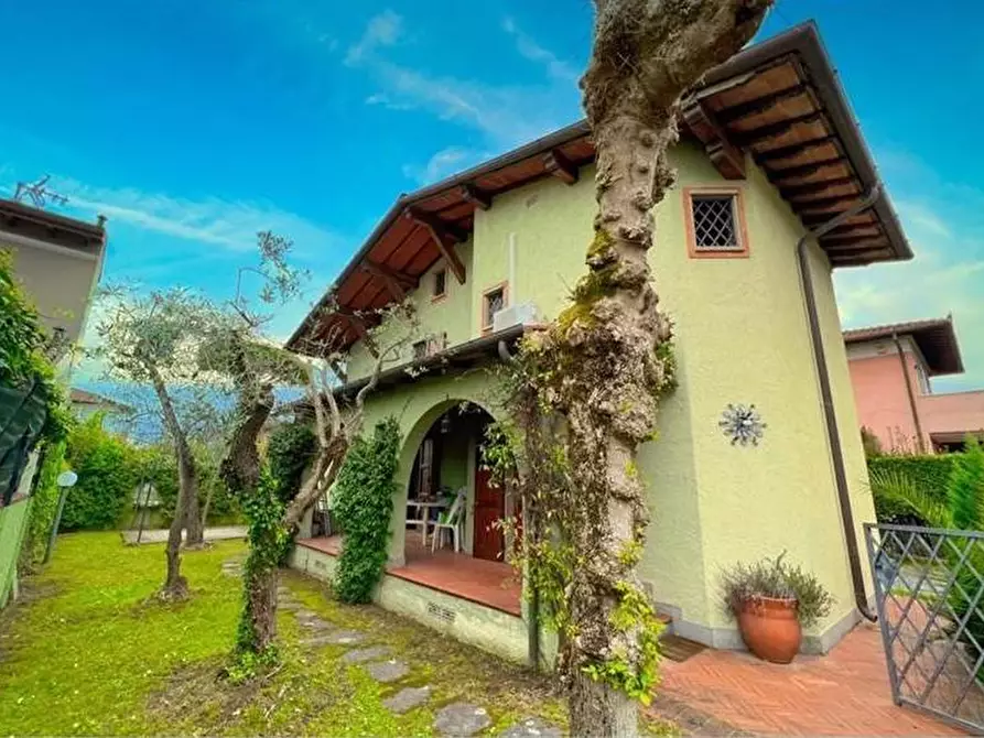 Immagine 2 di Villa in vendita  a Forte Dei Marmi