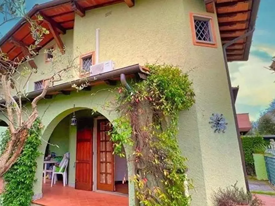 Immagine 4 di Villa in vendita  a Forte Dei Marmi