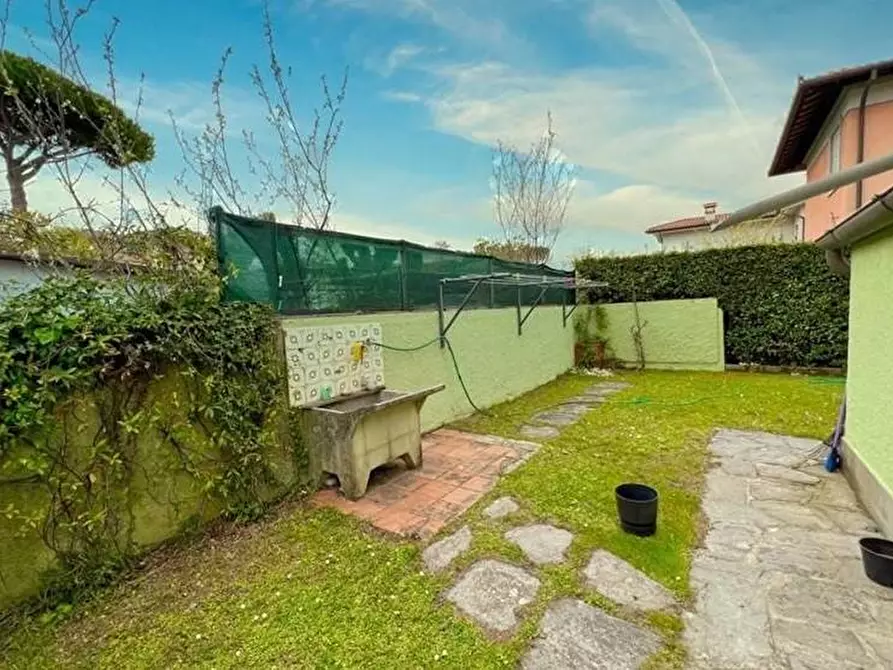 Immagine 6 di Villa in vendita  a Forte Dei Marmi