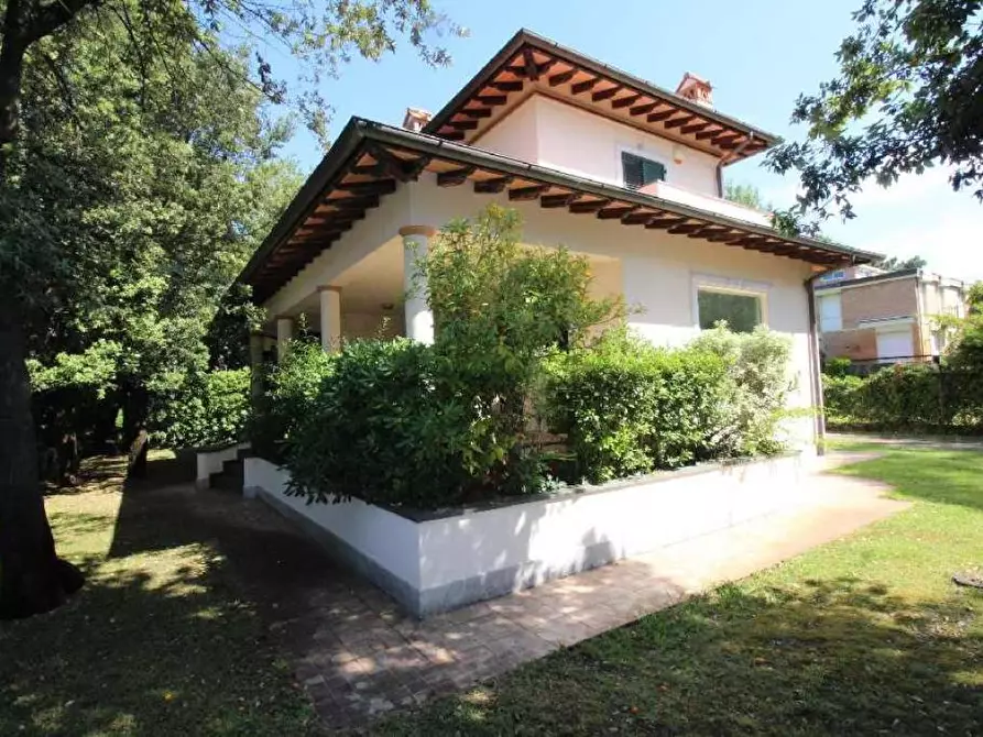 Immagine 2 di Villa in affitto  a Pietrasanta