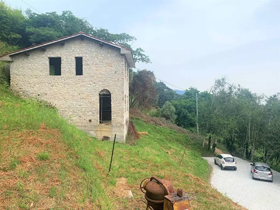 Immagine 2 di Villa in vendita  a Seravezza