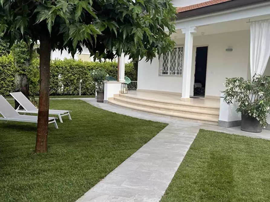 Immagine 6 di Villa in affitto  a Pietrasanta