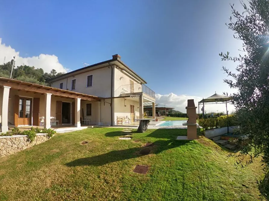 Immagine 3 di Villa in affitto  a Pietrasanta