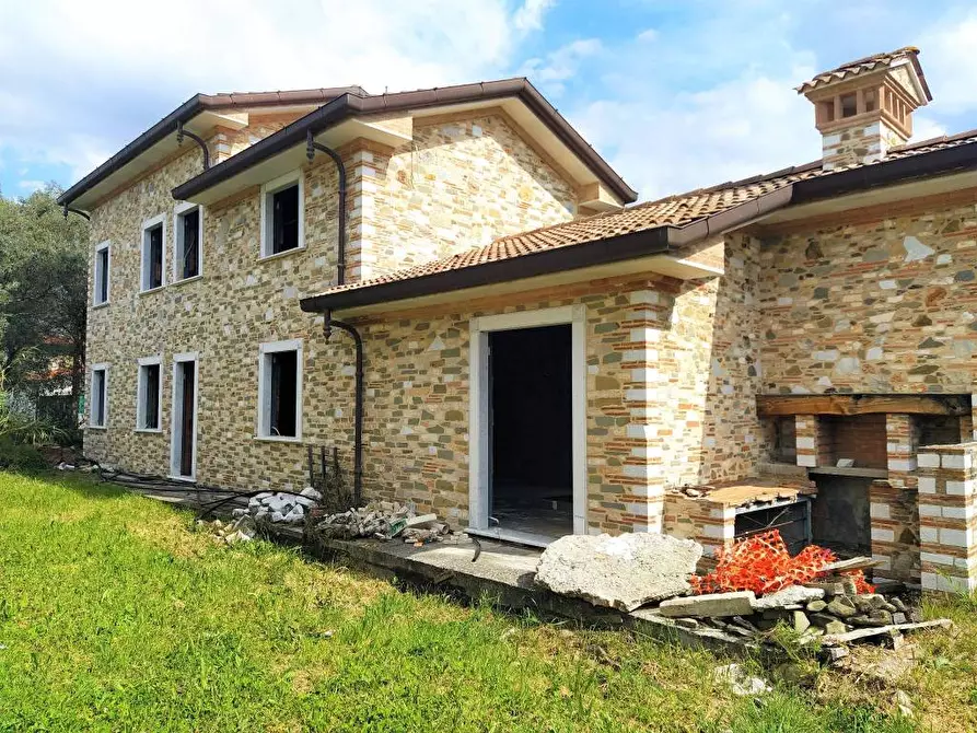 Immagine 3 di Villa in vendita  a Seravezza