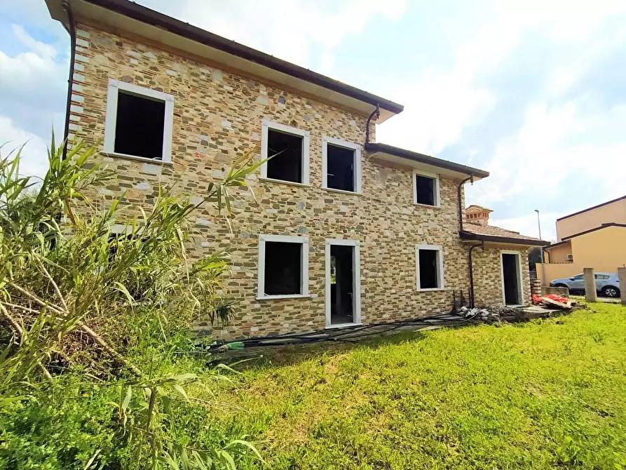 Immagine 2 di Villa in vendita  a Seravezza