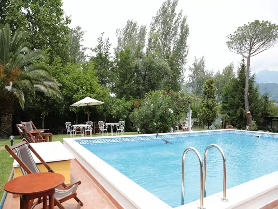 Immagine 2 di Villa in vendita  a Forte Dei Marmi