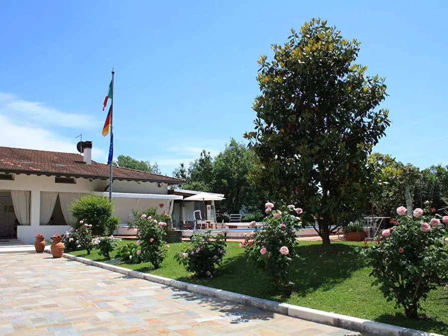 Immagine 6 di Villa in vendita  a Forte Dei Marmi