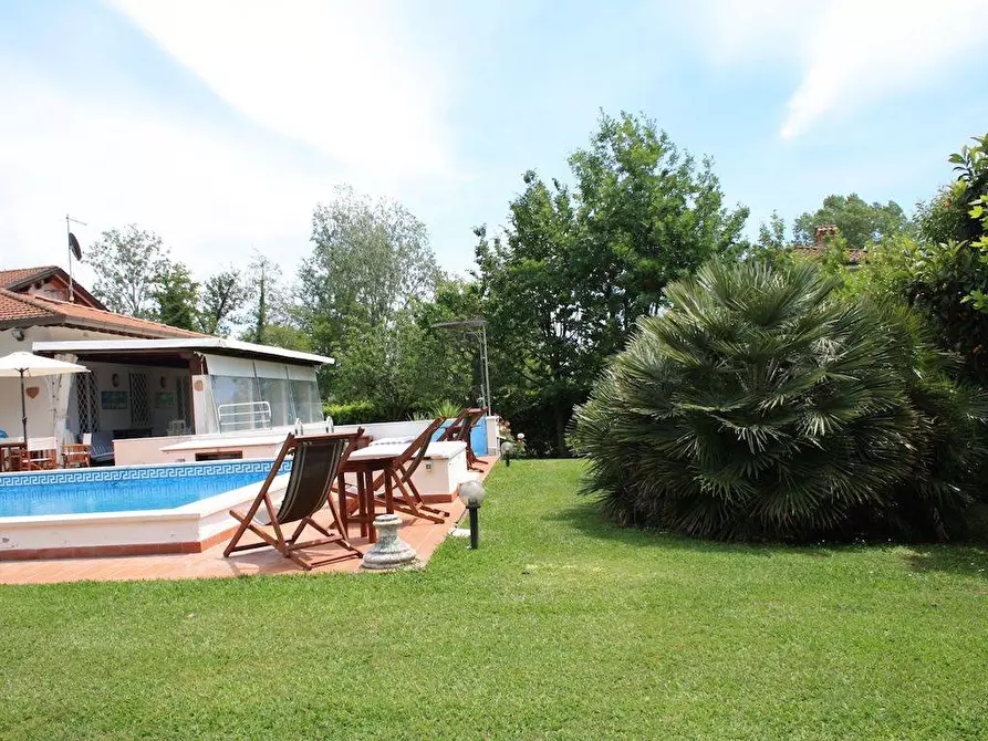 Immagine 7 di Villa in vendita  a Forte Dei Marmi