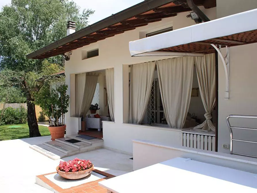 Immagine 9 di Villa in vendita  a Forte Dei Marmi
