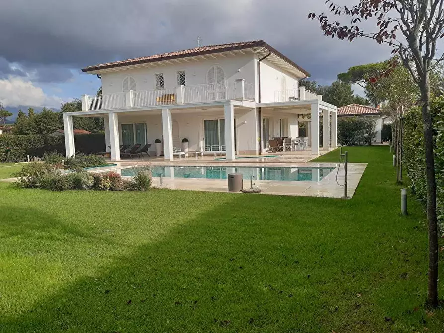 Immagine 4 di Villa in affitto  a Pietrasanta