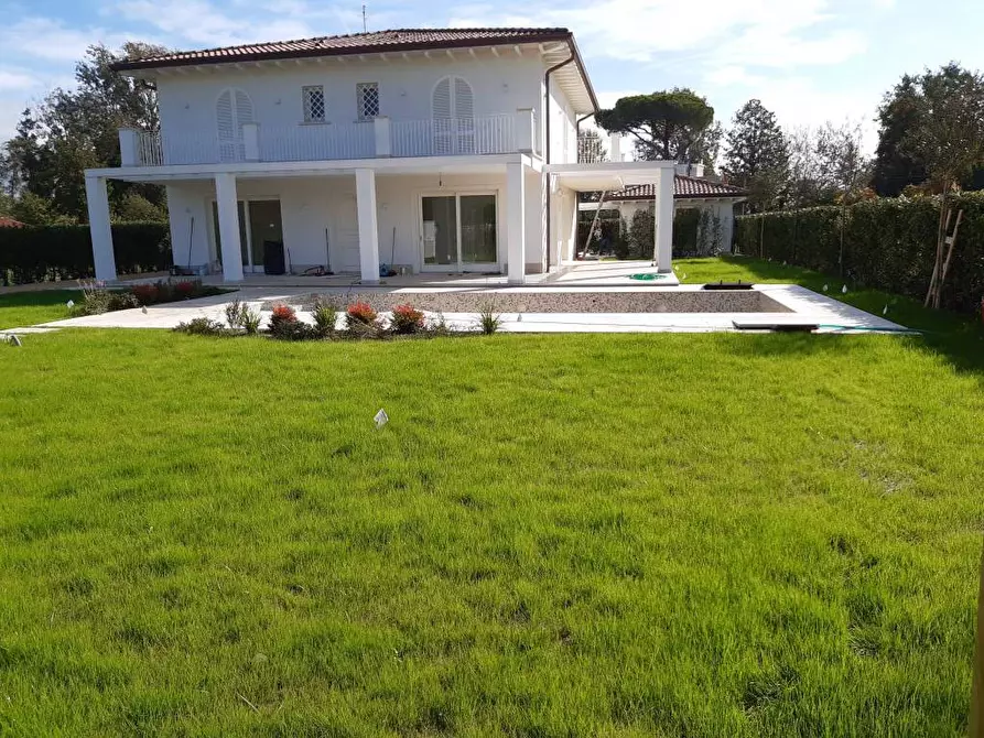 Immagine 2 di Villa in affitto  a Pietrasanta