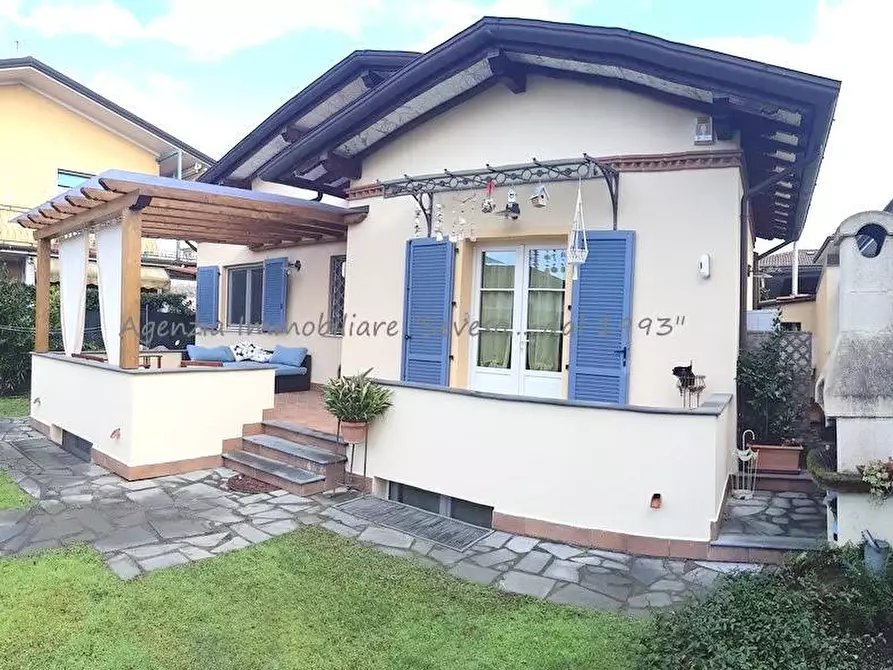 Immagine 2 di Villa in affitto  a Pietrasanta