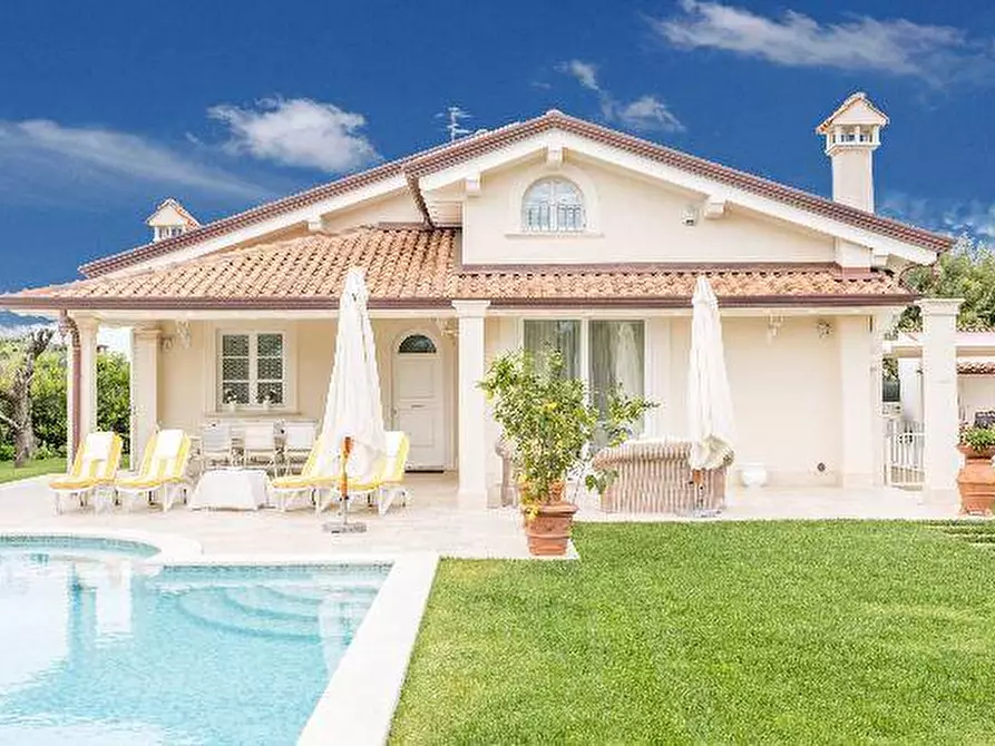 Immagine 2 di Villa in affitto  a Forte Dei Marmi