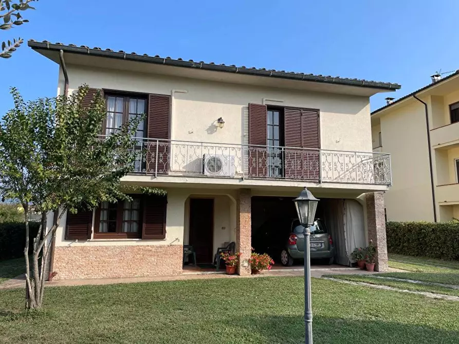 Immagine 1 di Villa in vendita  a Lucca