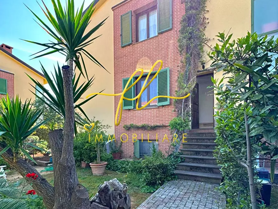 Immagine 1 di Casa bifamiliare in vendita  a Cecina