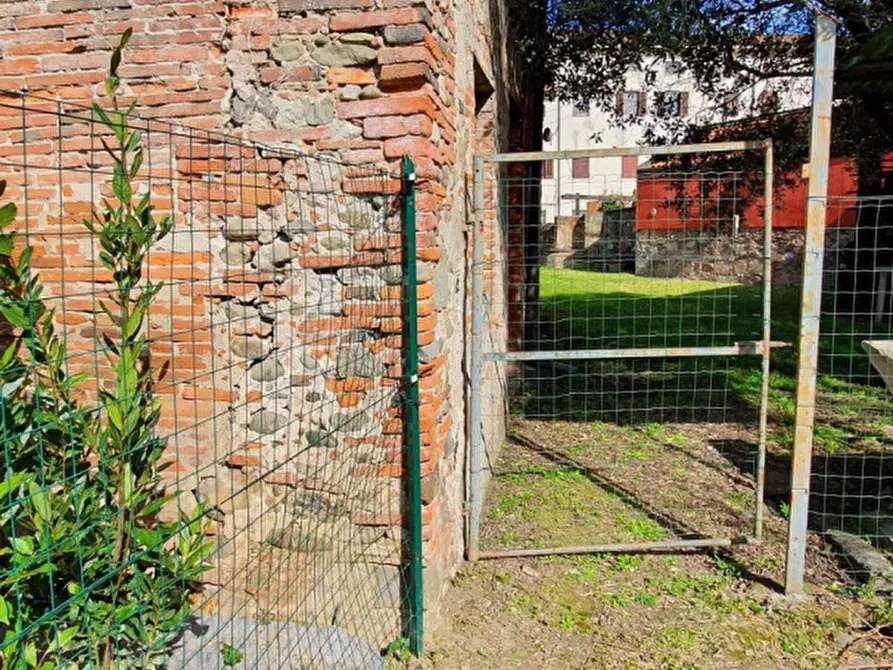 Immagine 7 di Deposito in vendita  a Lucca