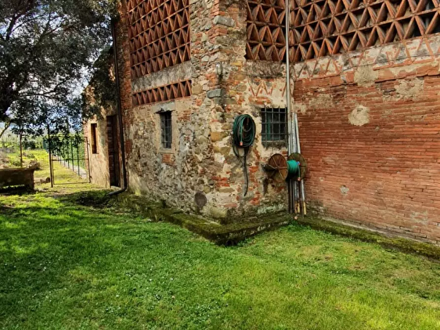 Immagine 4 di Deposito in vendita  a Lucca